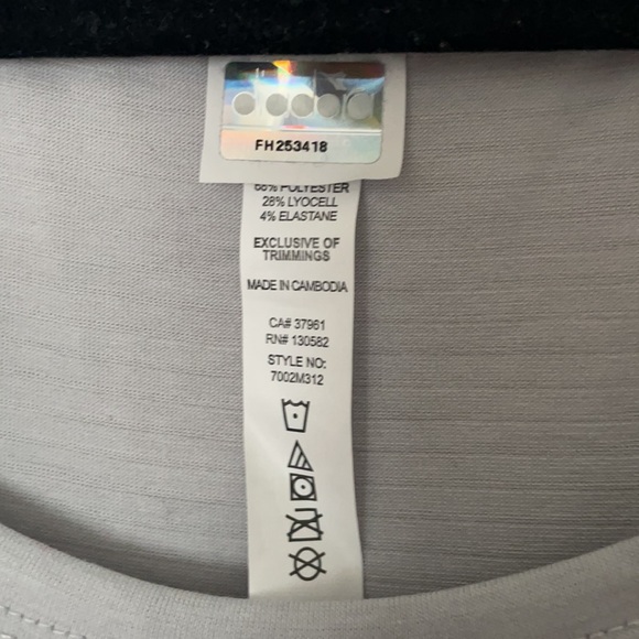 Scoop Neck Workout Athletic Shirt - Diadora - Women’s M BRAND NEW - Picture 4 of 4